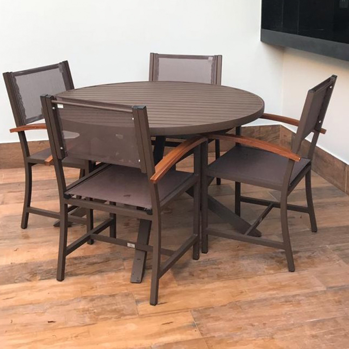 Conjunto de Mesa Ripada com Poltronas Búzios