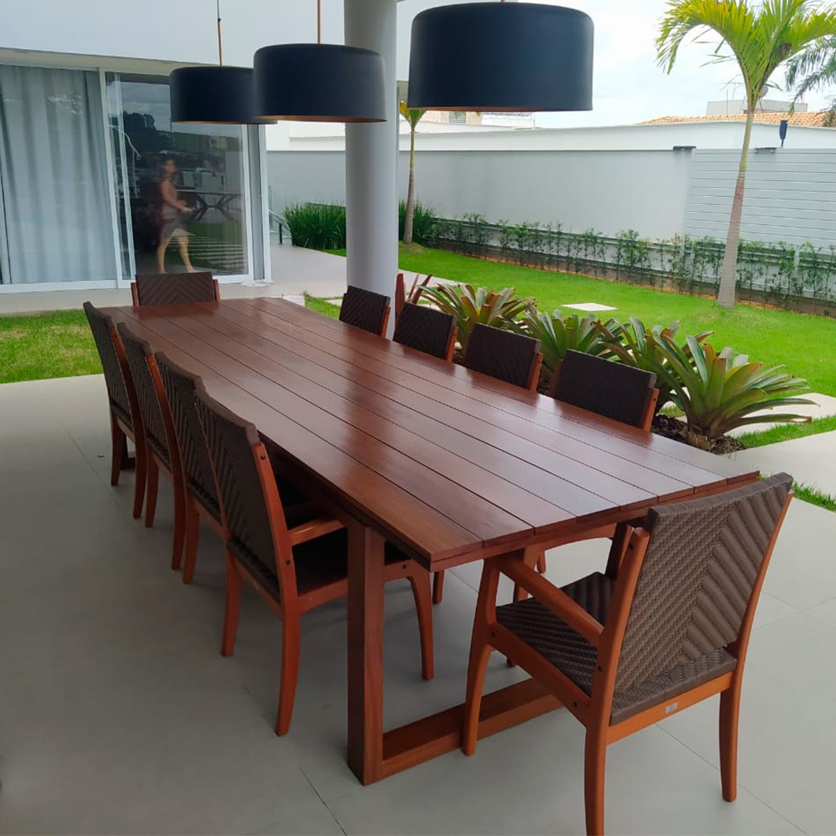 Conjunto de Mesa com Poltronas em Madeira