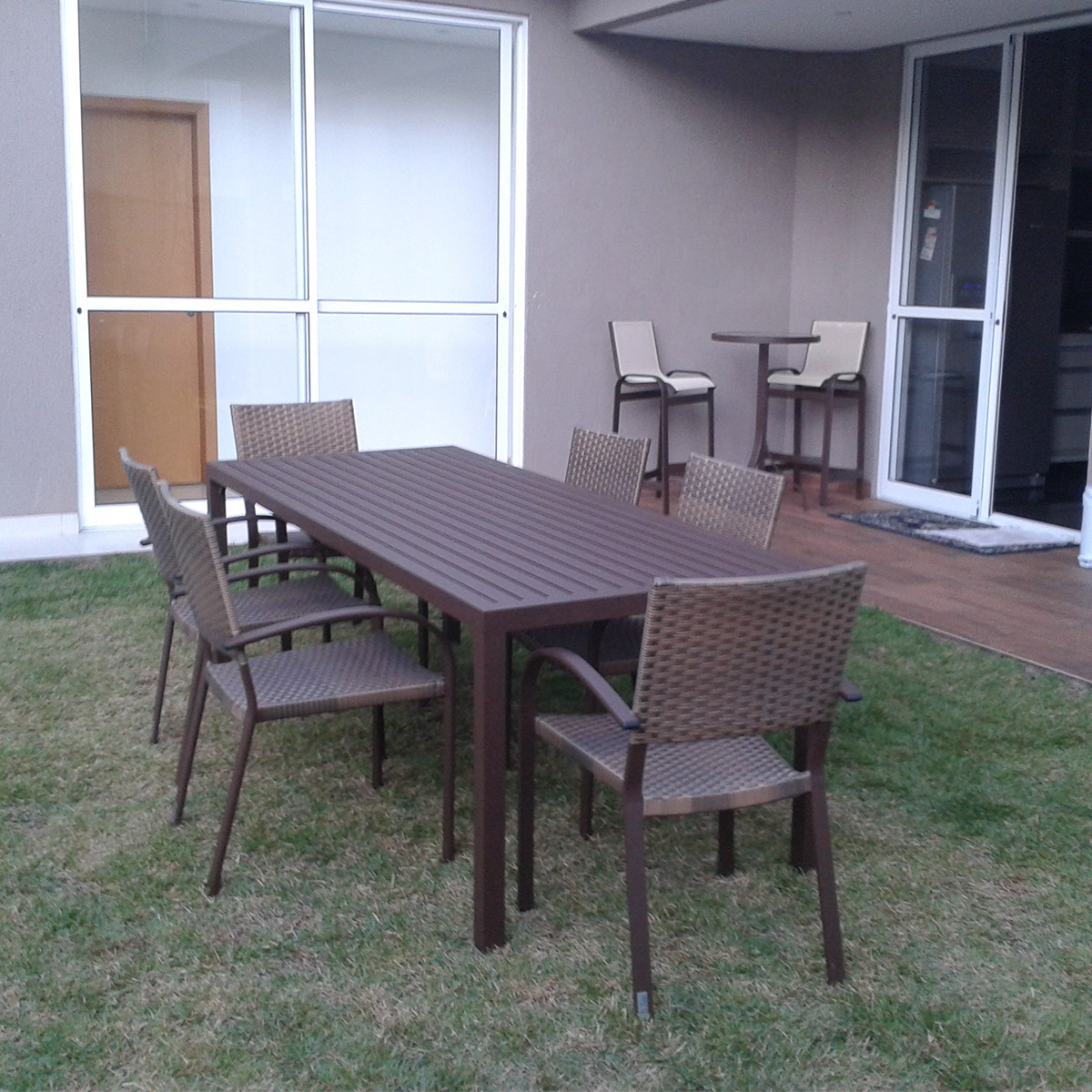 Conjunto de Mesa Ripada com Poltronas Ilha Bela